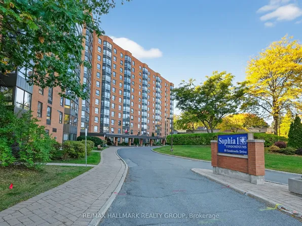 80 Sandcastle Dr #1207, Ottawa, ON K2H 9E7