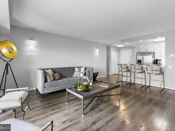 200 N Pickett St APT 702, Alexandria, VA 22304