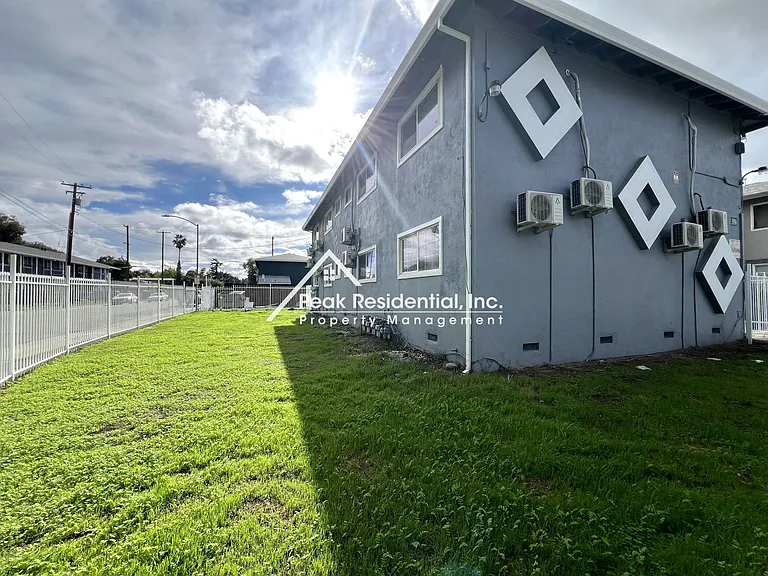 42ndAve3916 — Photo 15