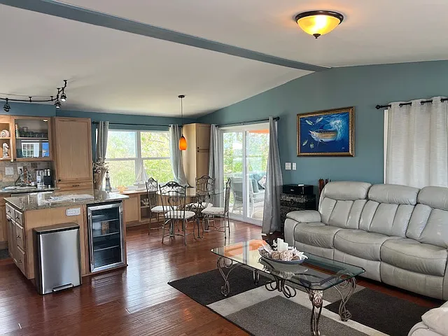 2 bed, 912 sqft, $5,600 — Photo 2