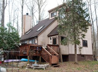 2219 Maple Leaf Ct, Pocono Lake, PA 18347
