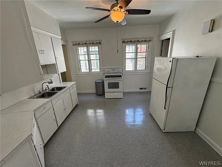 7 Berkley Pl — Photo 6