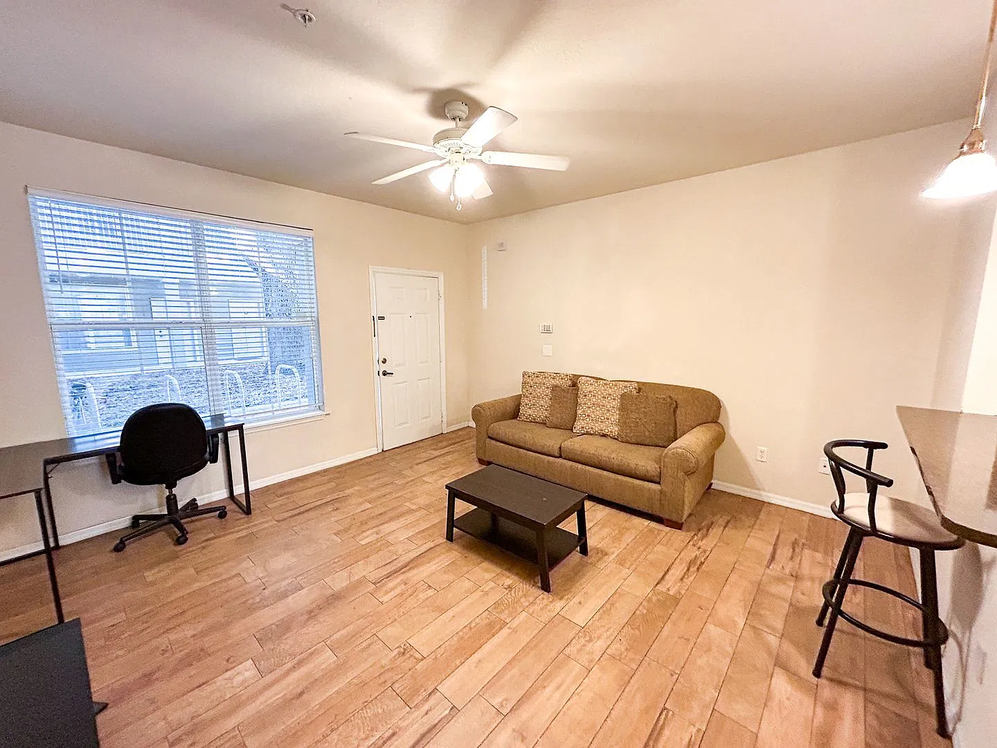 621 SW 10th St — Photo 4