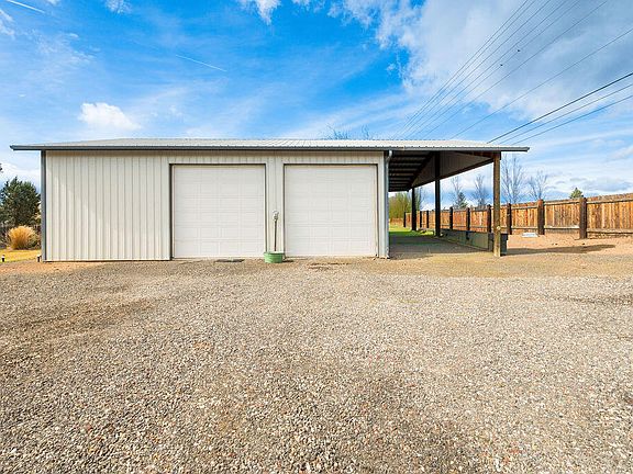 3rd image of 20645 Tumalo Rd