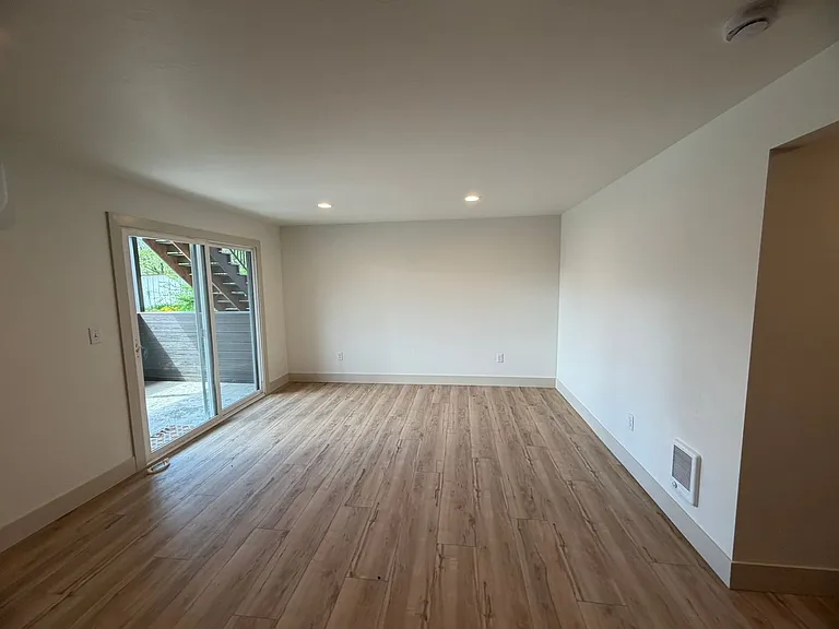 218 W Nevada St — Photo 31