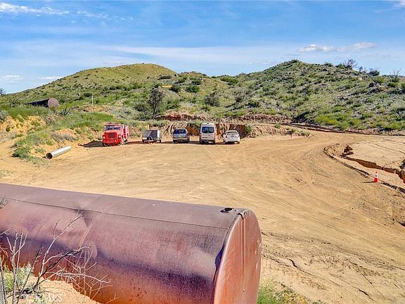 3rd image of 2 Decker Canyon Rd