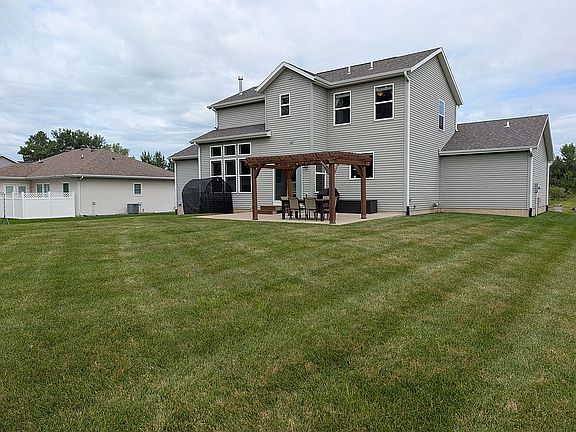 3rd image of 5611 Black Oak Dr NE