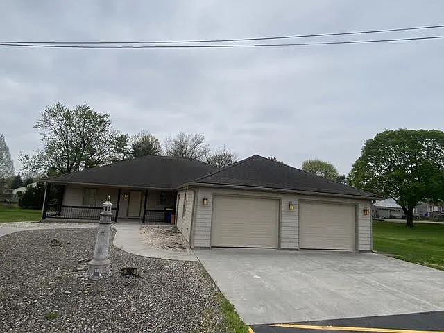 1980 Bank Ln — Photo 1