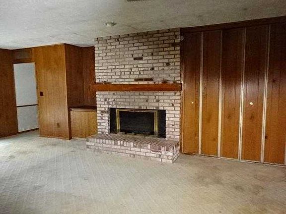 Family room w/fireplace