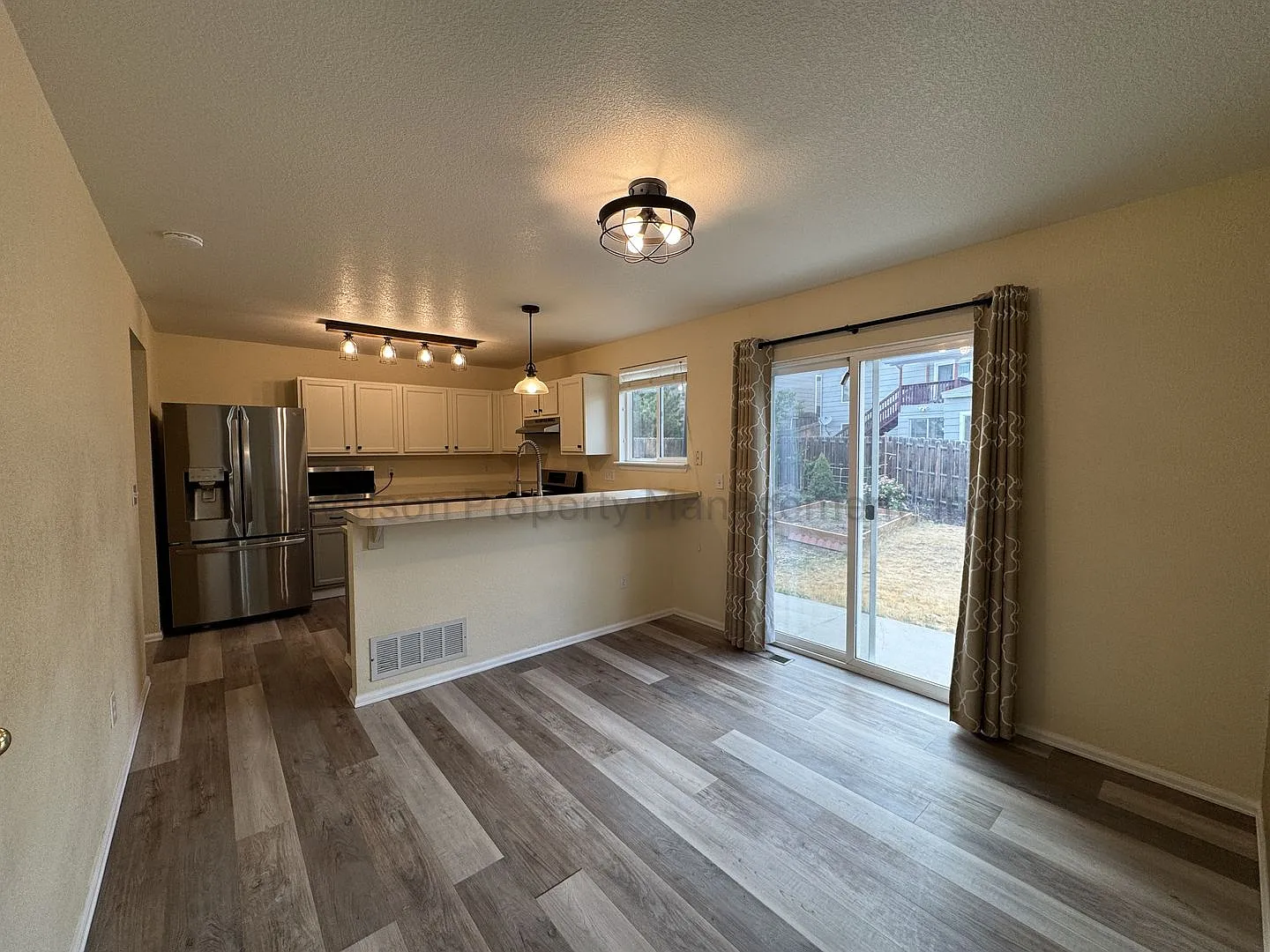 Gorgeous 5 Bedroom House in Stetson Hills — Photo 4