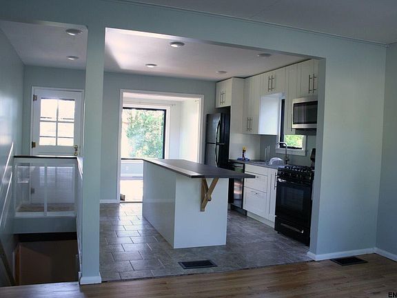 5th image of 20 Schuyler Dr