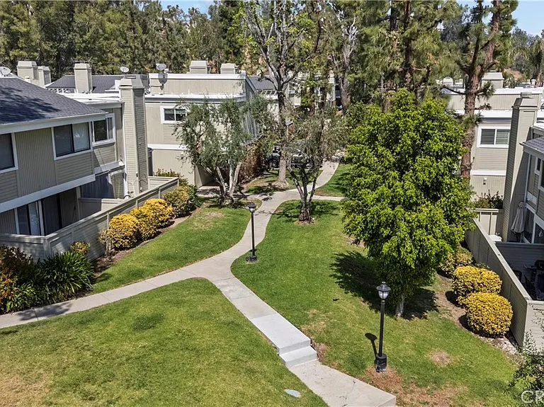 22117 Burbank Blvd #5 — Photo 40