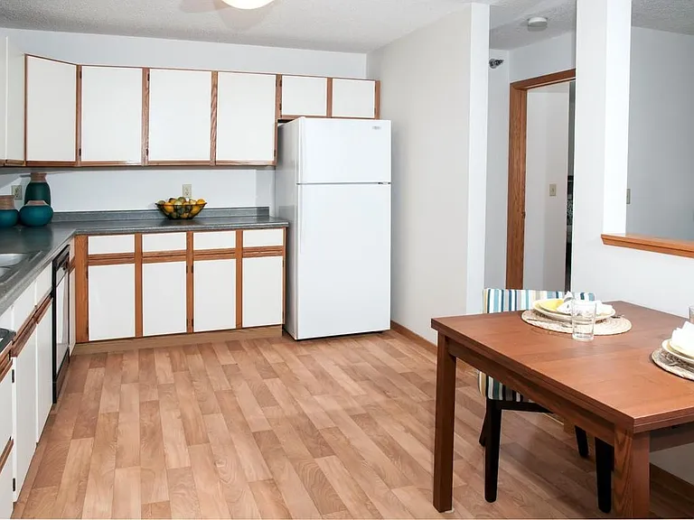 Oaks Lincoln Townhomes — Photo 12