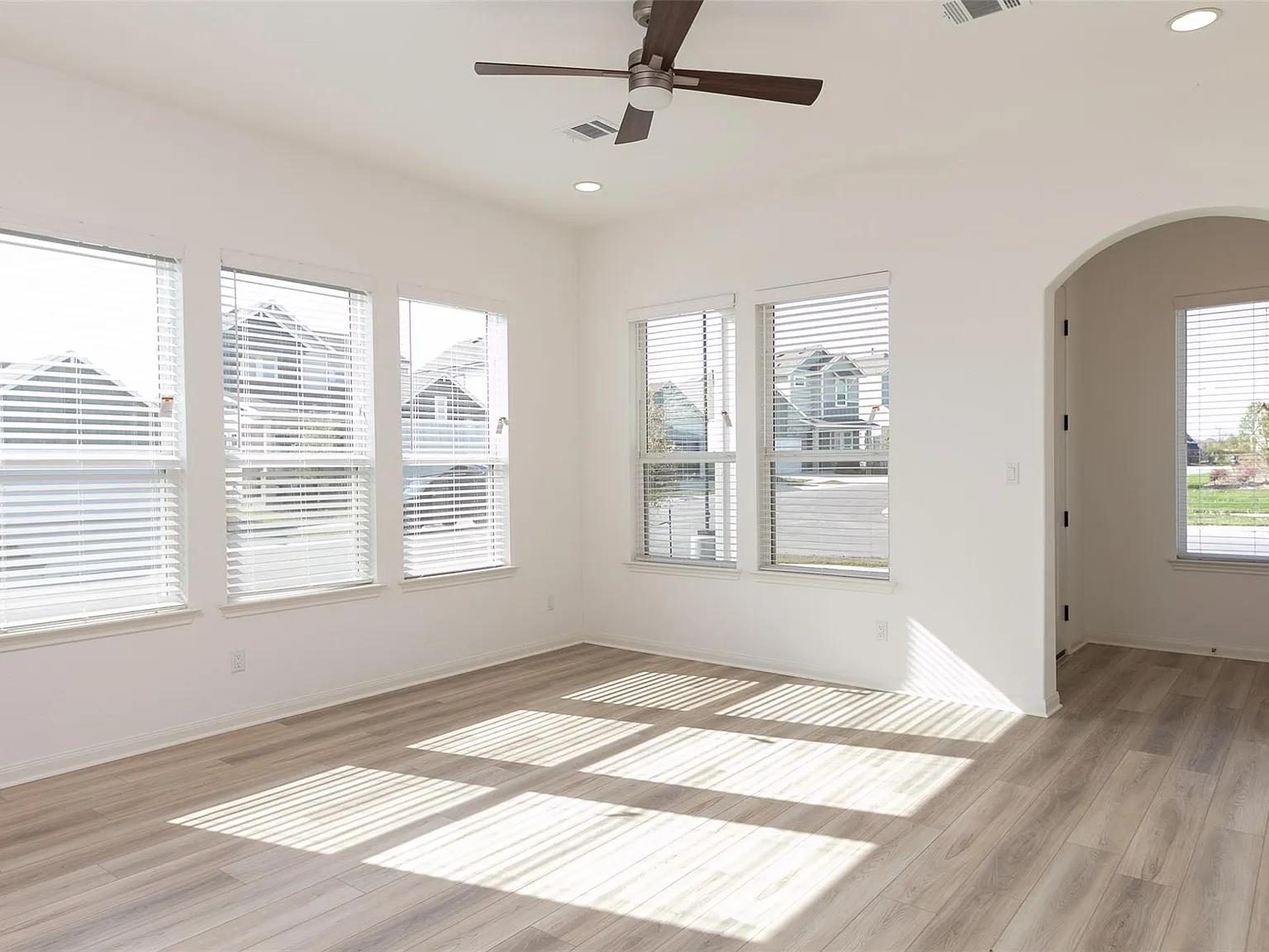 3 bed, 3.0 bath, 1905 sqft, $2,200 — Photo 4