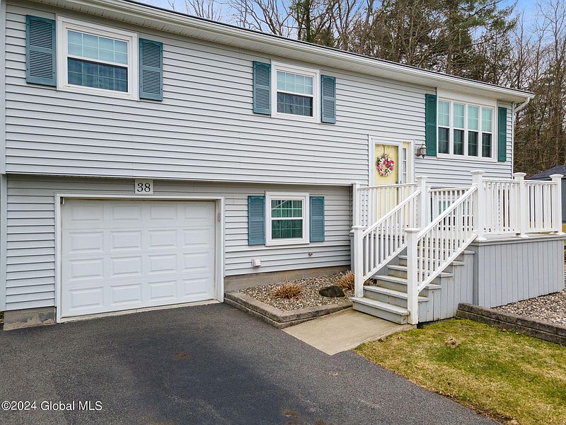 5th image of 38 Bayberry Court