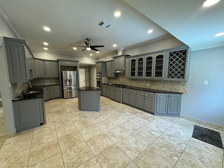 7910 Sands Point Dr — Photo 3