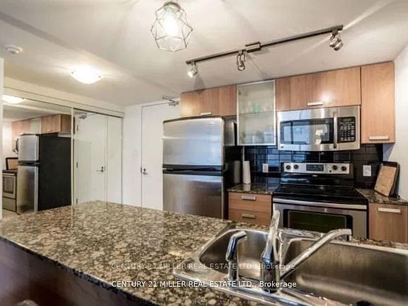4th image of 37 Grosvenor St #1504