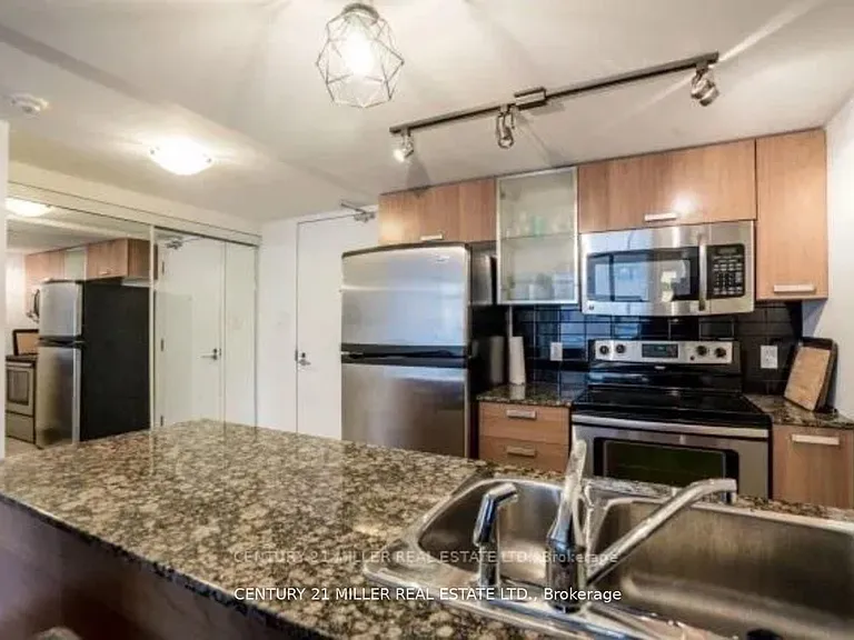 37 Grosvenor St #1504 — Photo 4