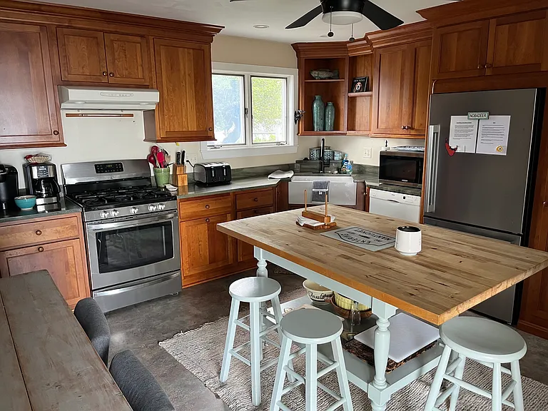 Fully applianced kitchen