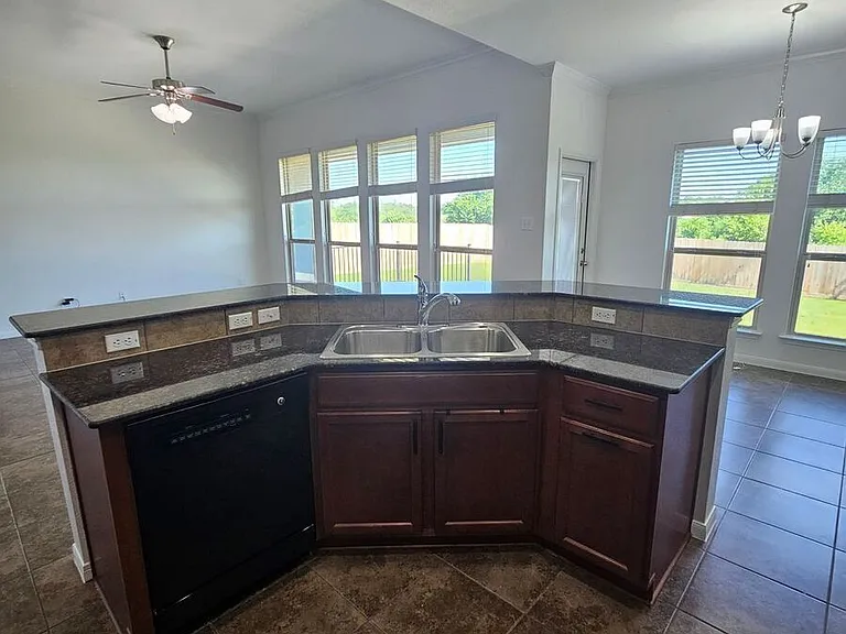 716 Glenstone Dr — Photo 5