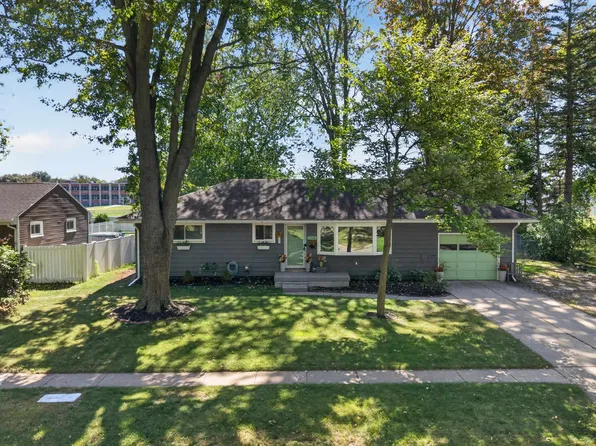 1116 Airfield Ln, Midland, MI 48642