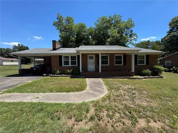 112 Wilson St, Yadkinville, NC 27055