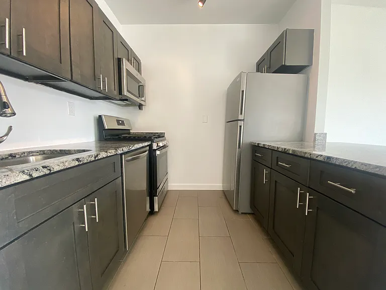 100 Evergreen Pl #1B — Photo 3