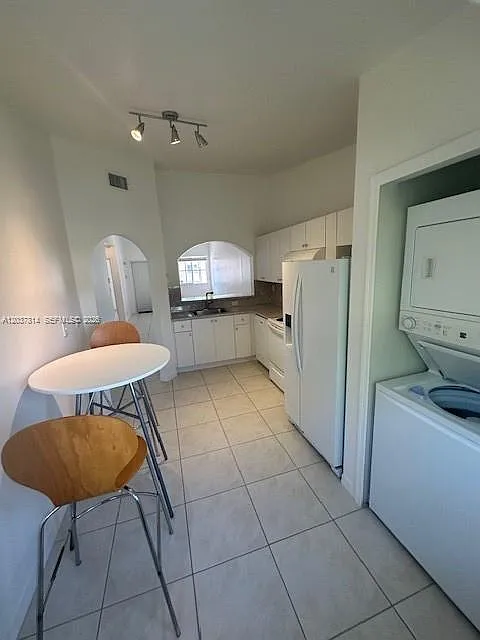 Venetia Gardens Condo — Photo 2