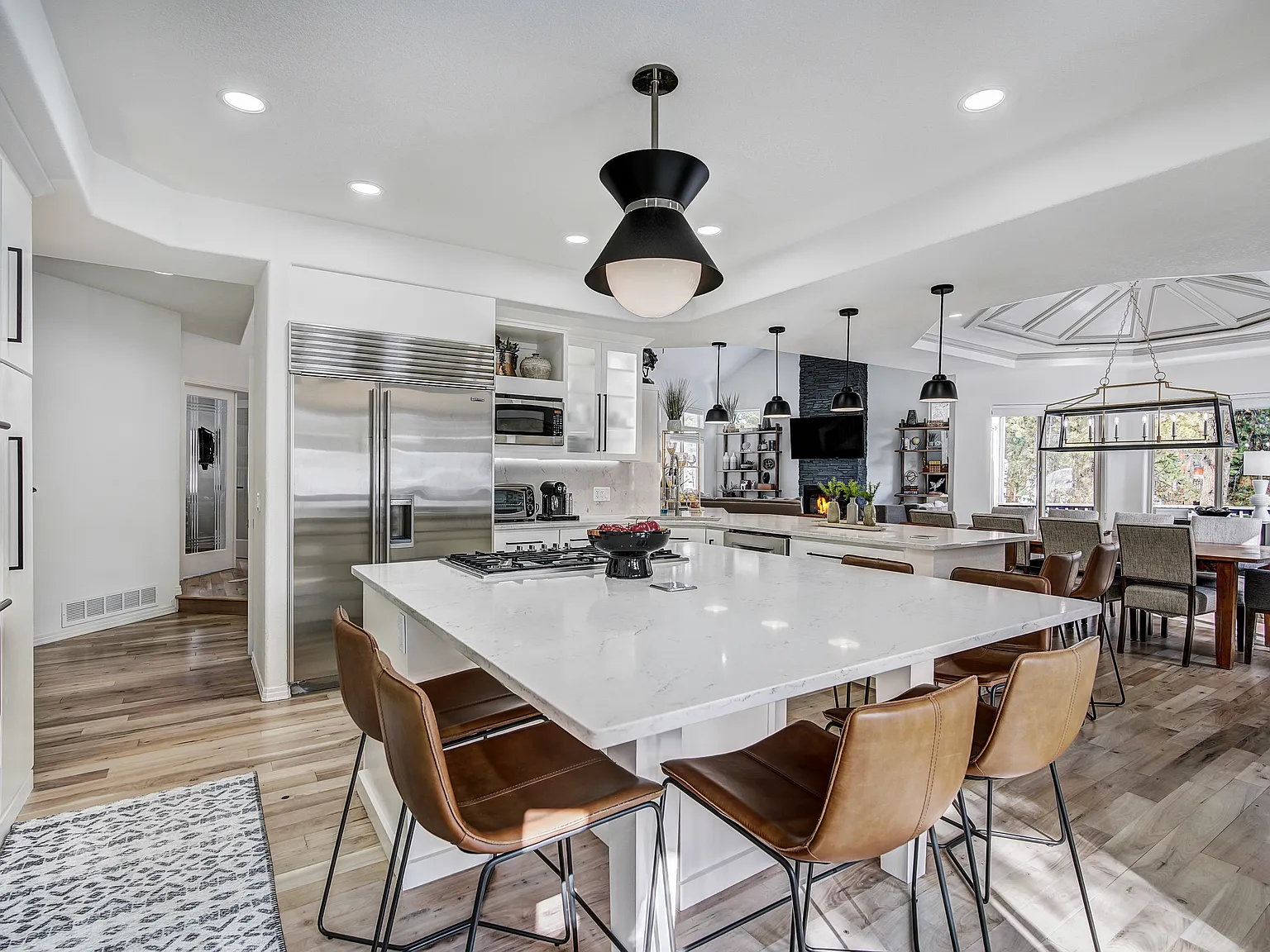 6 bed, 6073 sqft, $20,000 — Photo 2