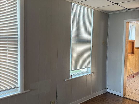 4th image of 218 E Division St