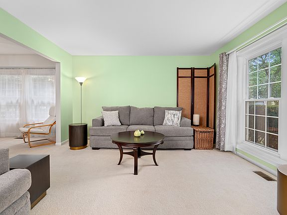 5th image of 34 Southfield Dr