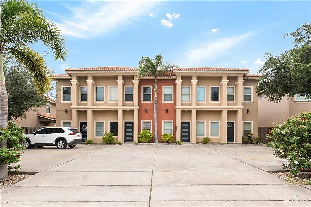 2 bed, 2.5 bath, 1100 sqft, $1,300 — Photo 1
