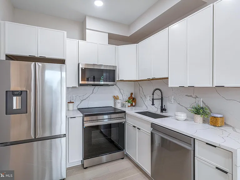 1516 E Capitol St NE #10 — Photo 11