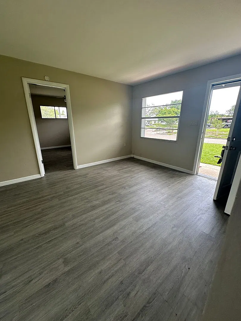 3 bedroom home with fenced yard — Photo 3