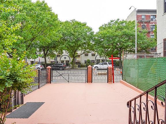 4th image of 934 Tiffany St