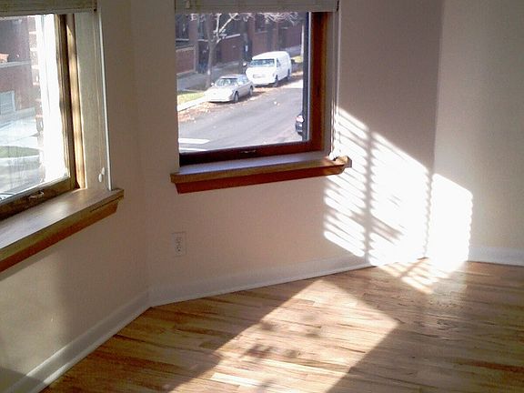 3rd image of 857 N Oakley Blvd APT 2