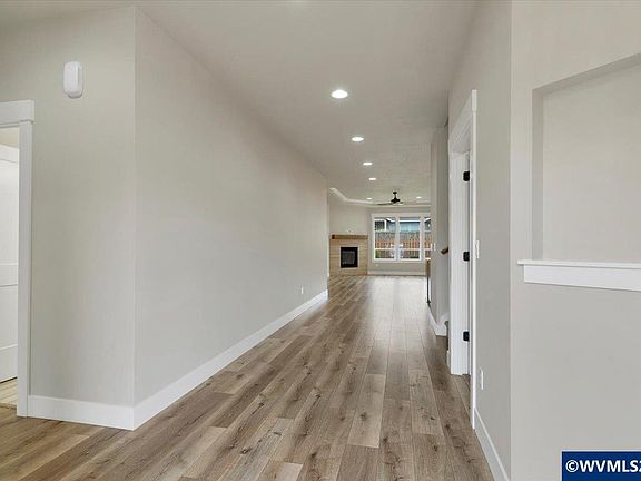 5th image of 521 NE Aspen St