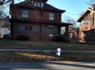 1050 7th St APT B, Charleston, IL 61920