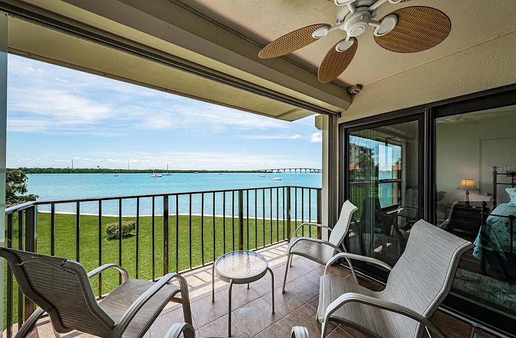 2 bed, 2.0 bath, 945 sqft, $2,300 — Photo 3