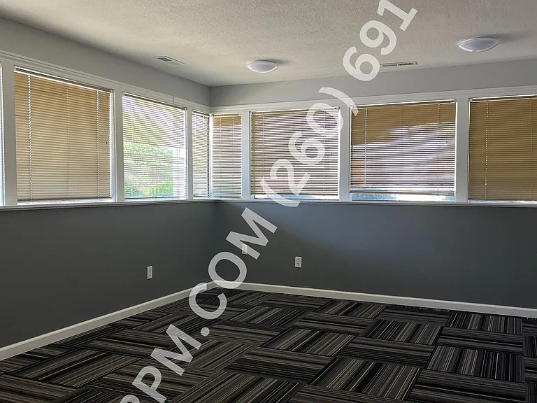 4915 Illinois Rd — Photo 4