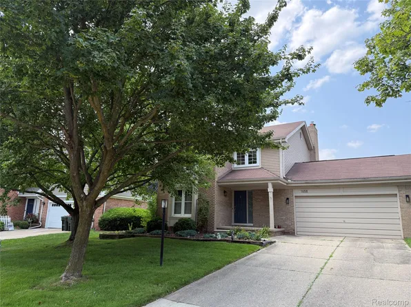 1658 Hillside Ln, Rochester Hills, MI 48307