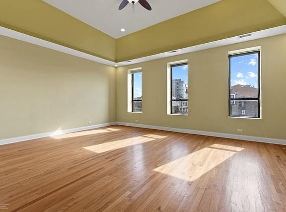 2nd image of 956 W Wrightwood Ave #3E
