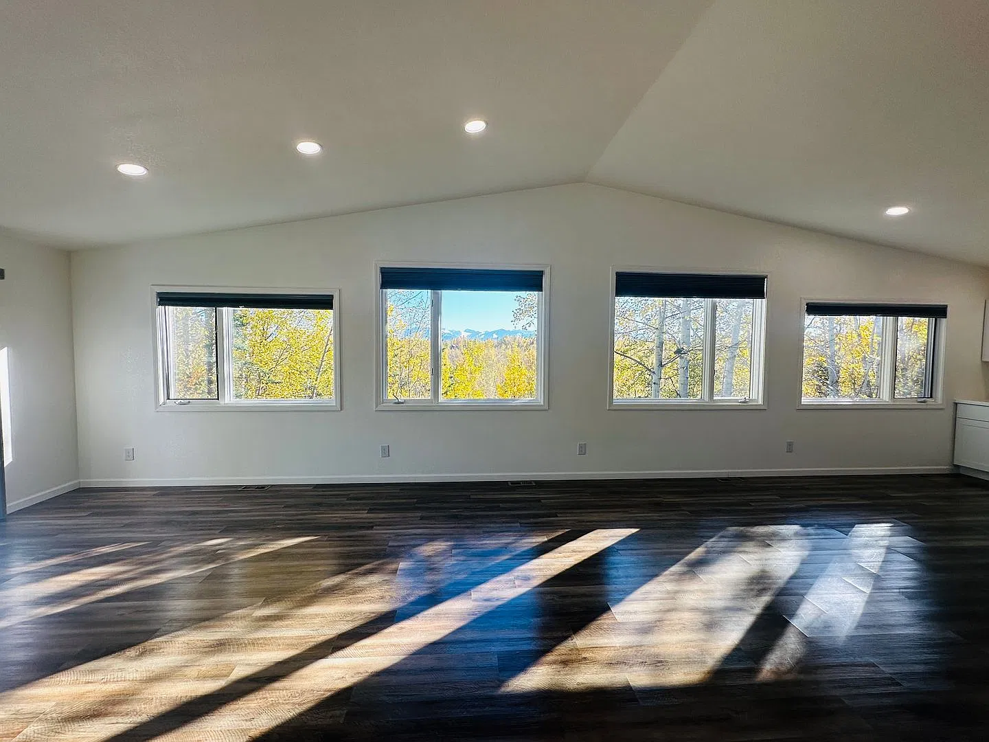 Beautifully updated modern home with detached garage! — Photo 3