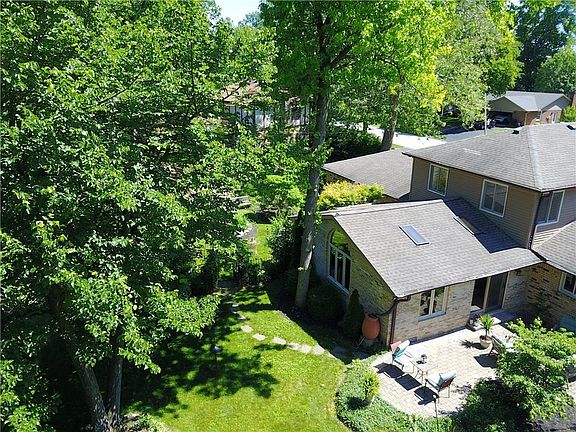 4th image of 22 Woodstock Dr