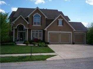10213 River Hills Dr, Parkville, MO 64152