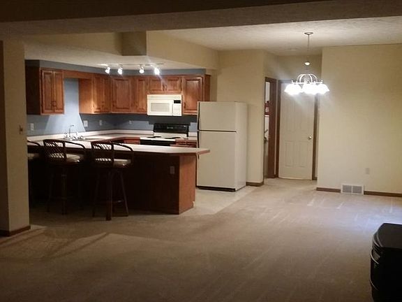 3rd image of 552 Main St Suite B