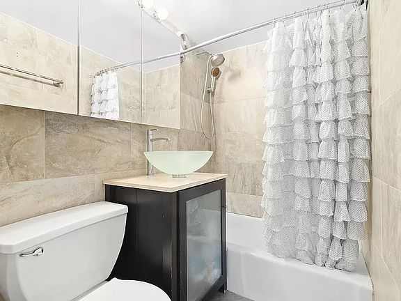 4th image of 228 E 81st St APT 3D