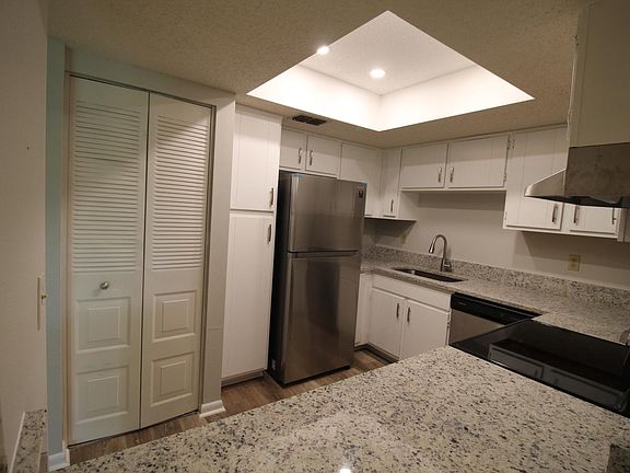 5th image of 520 Bahia Cir #B