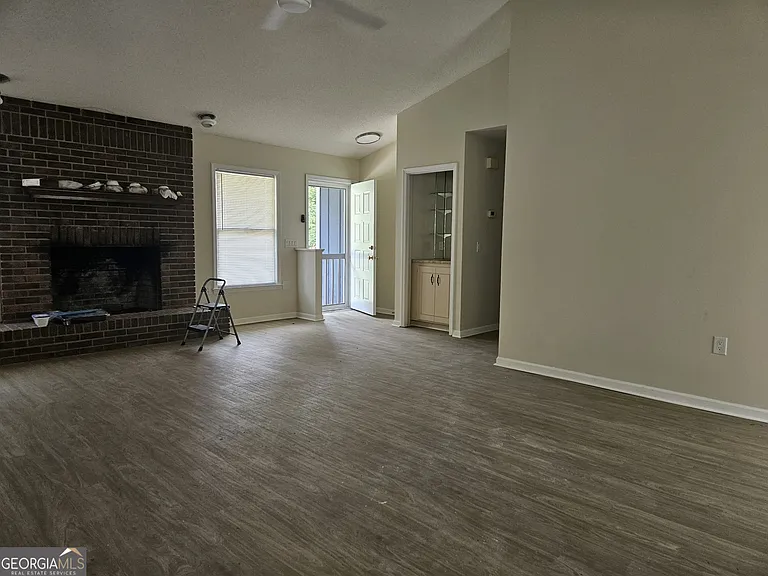 220 Courtney Way — Photo 6