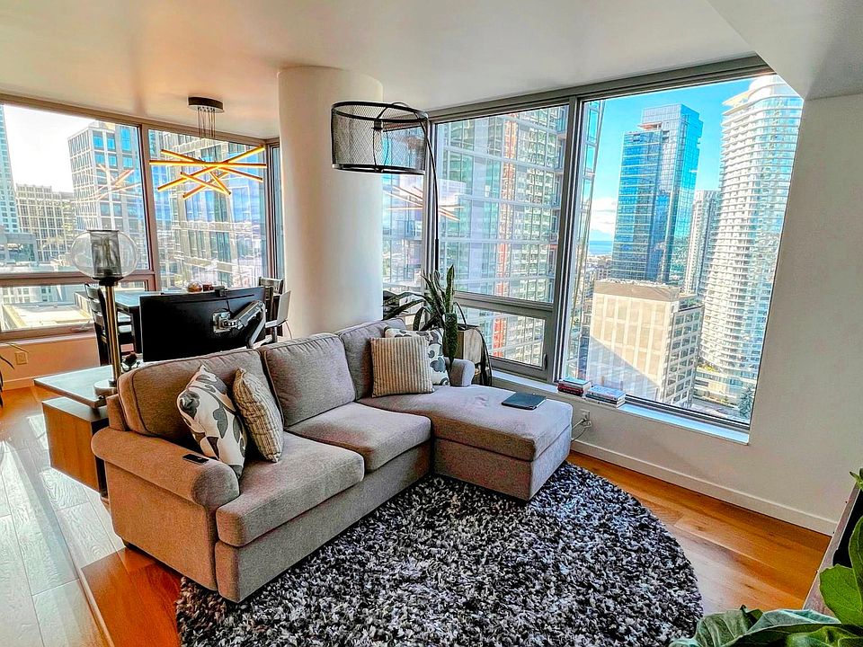 Living area with wall-to-wall window